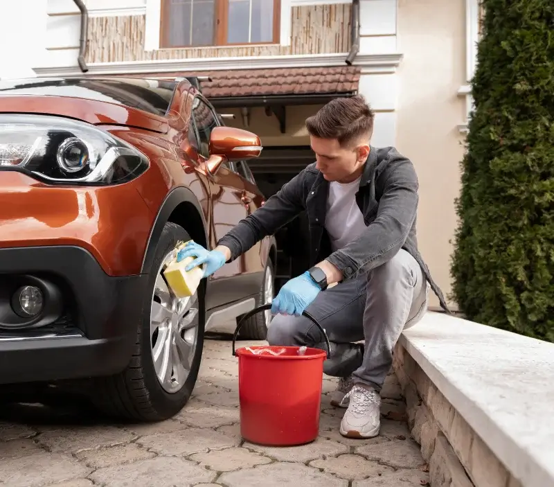 Lavage auto à domicile Mesnil-Saint-Loup : professionnel intervenant sur un véhicule